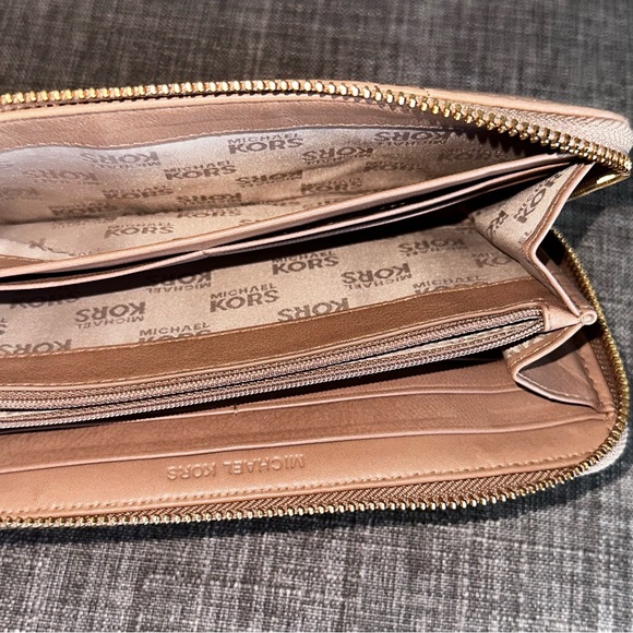 Michael Kors EUC Quilted soft leather full zip wallet tan beige nude - Picture 16 of 17